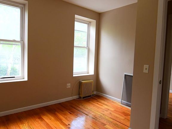 4th image of 264 E 2nd St APT 14