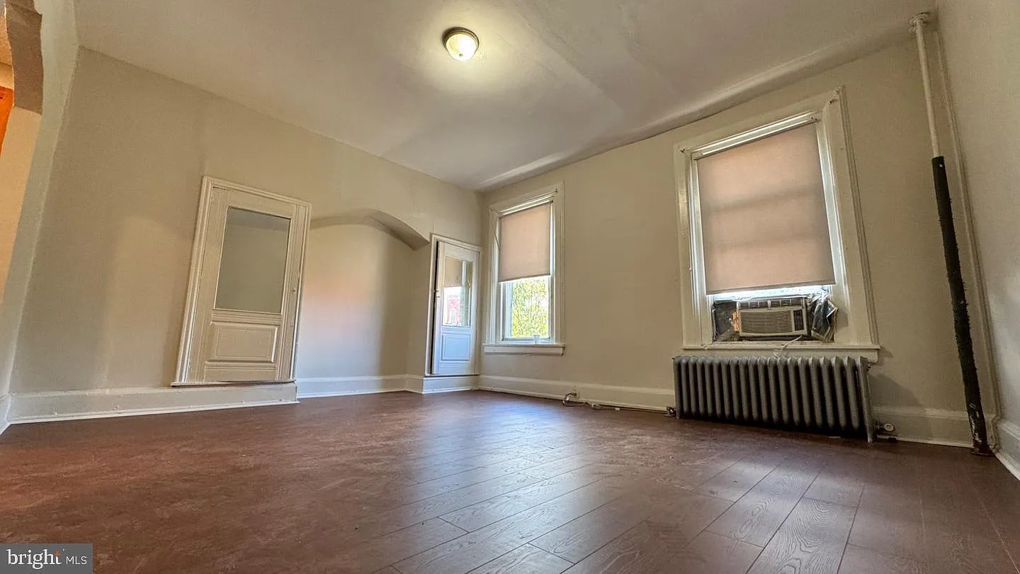 2 bed, 1.0 bath, 2556 sqft, $1,100 — Photo 4