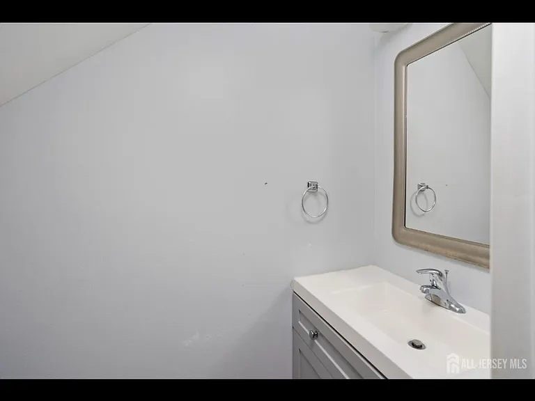 16 Hampshire Dr — Photo 1