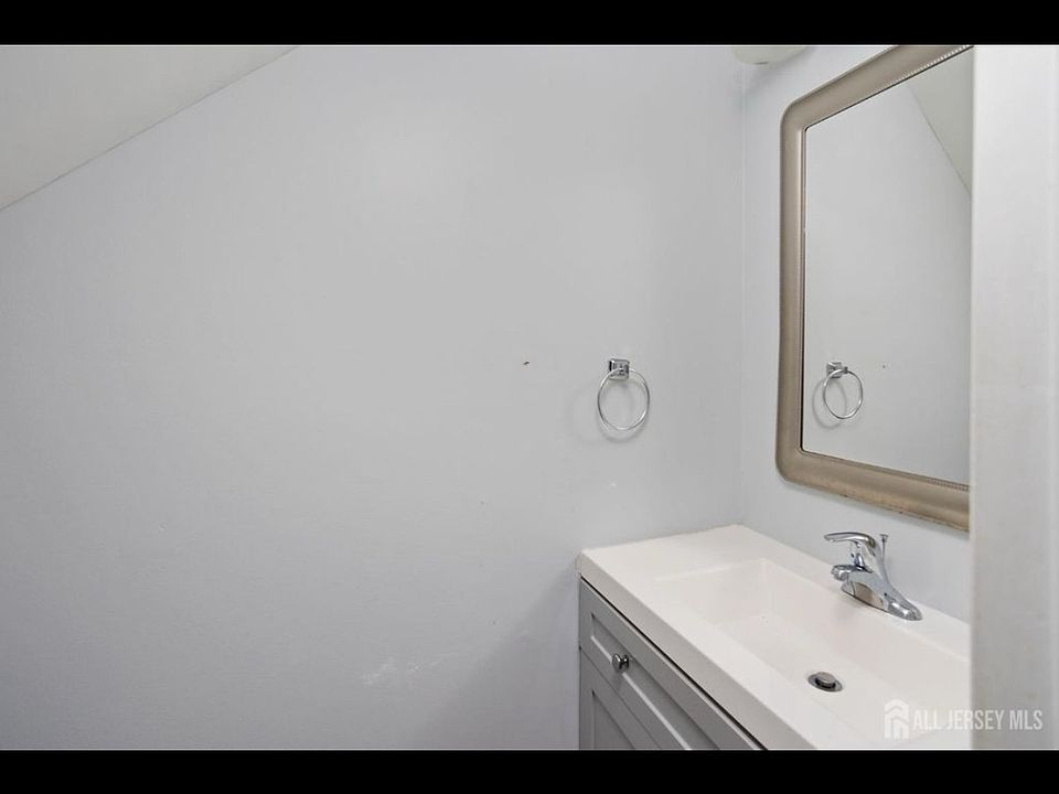 1st image of 16 Hampshire Dr