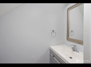 16 Hampshire Dr, Plainsboro, NJ 08536
