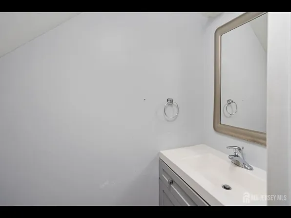 16 Hampshire Dr, Plainsboro, NJ 08536