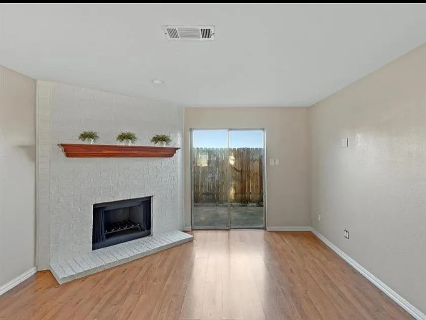 629 Carriagehouse Ln — Photo 3