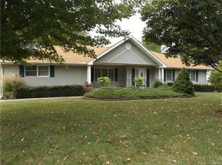 206 Lakewood Dr, Hillsboro, IL 62049