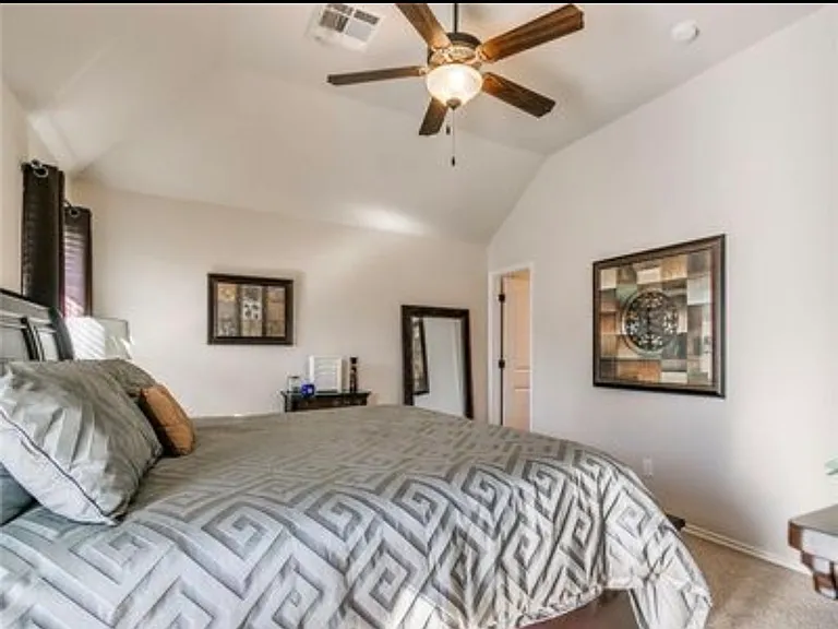 2400 Golden Ln — Photo 32