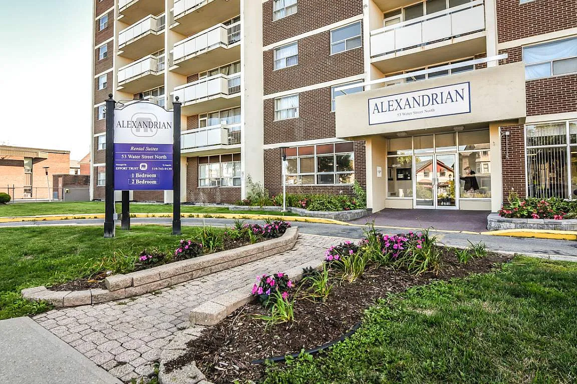 Alexandrian Apartments — Photo 4