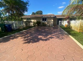 10 NW 166th St, Miami, FL 33169