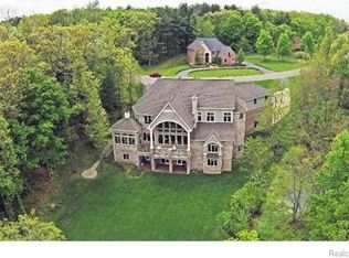 6041 Wyndam Ln, Brighton, MI