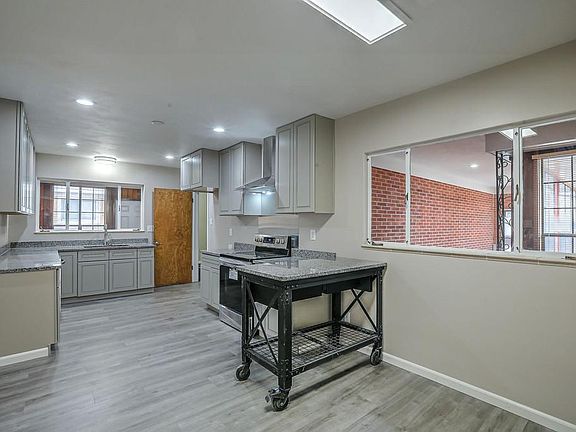 3rd image of 804 Palomas Dr NE