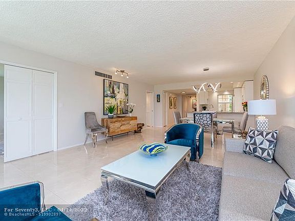 3rd image of 3980 Oaks Clubhouse Dr APT 401
