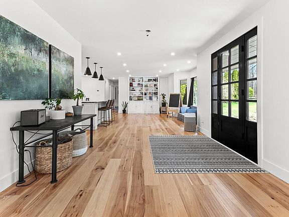 4th image of 7025 Hesslea Cres