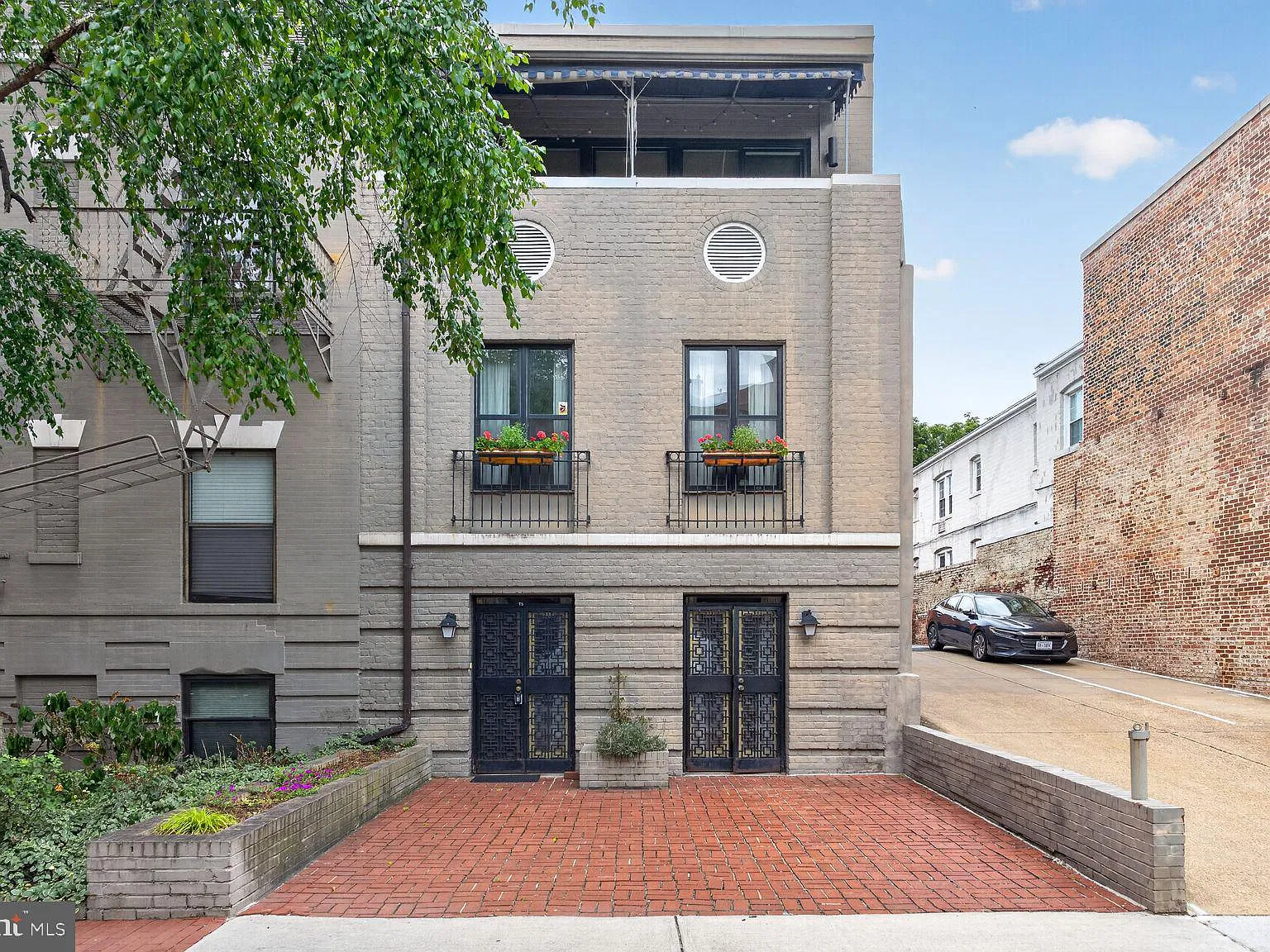 Central — Photo 1