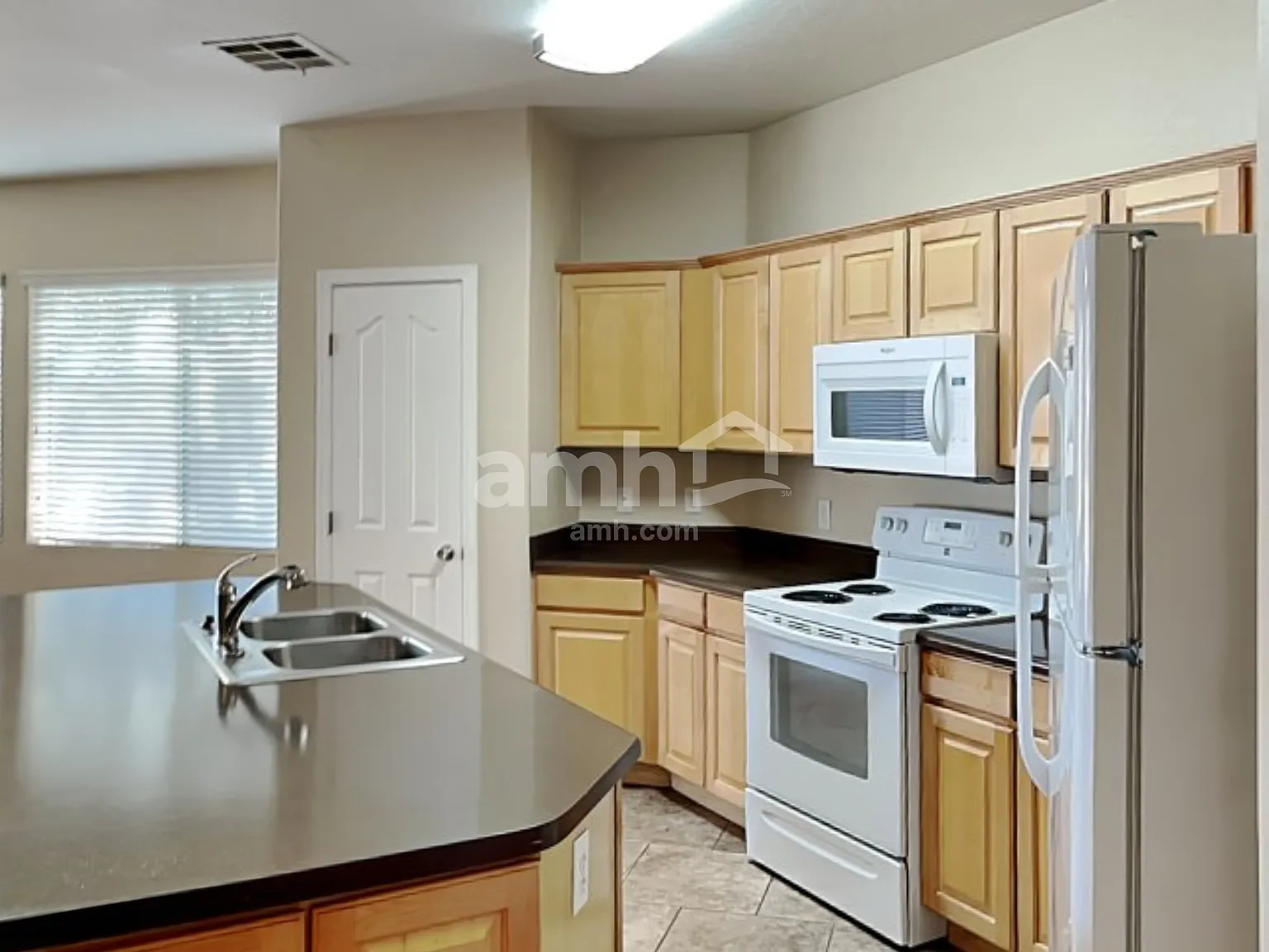 3 bed, 2.0 bath, 1729 sqft, $2,135 — Photo 4