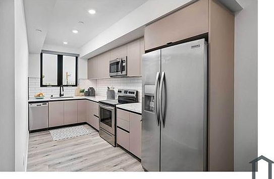 4th image of 226 N Lake St #309