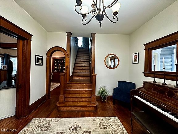 5th image of 209 Oakwood Ave