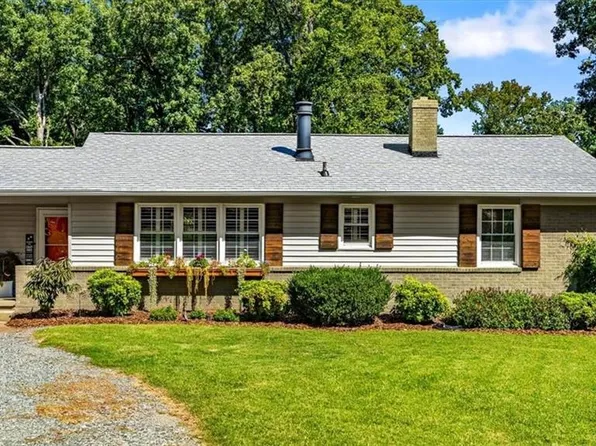 2004 Queens Ct, Greensboro, NC 27408