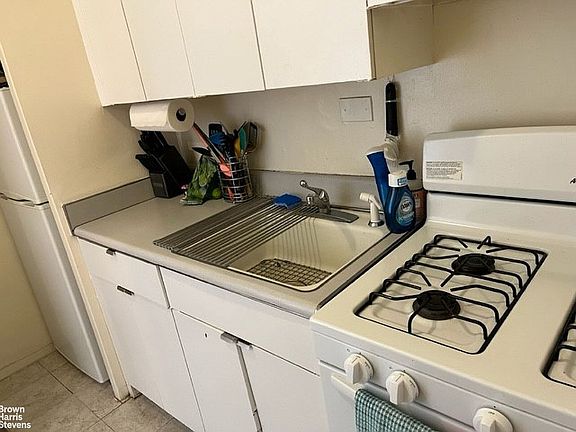 4th image of 300 E 33rd St APT 18G