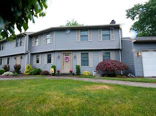 28 Baneberry Dr, Cranston, RI 02921