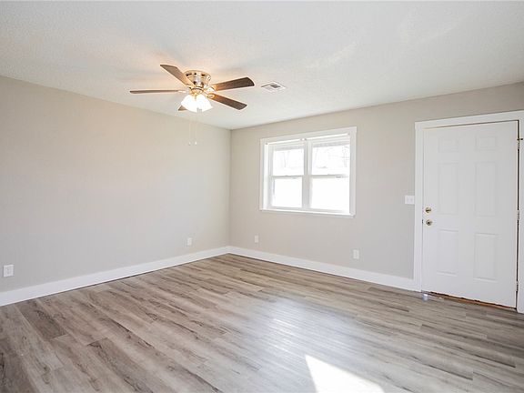 5th image of 701 SE 10th St