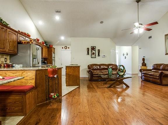 4th image of 4662 Essex Ct