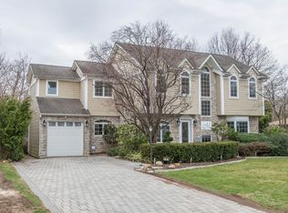 182 Lozier Ct, Paramus, NJ 07652