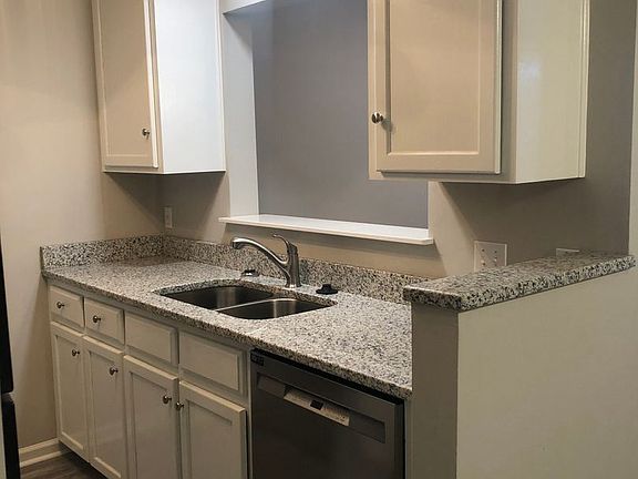4th image of 121 Palm Dr #1