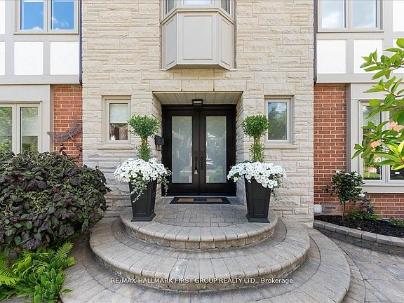 3rd image of 986 Mountcastle Cres