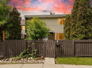210 Roseland Vlg NW, Edmonton, AB T5E5R6