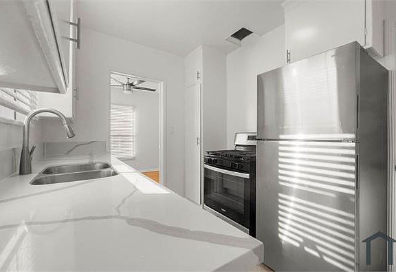 4th image of 2267 W Adams Blvd #2269