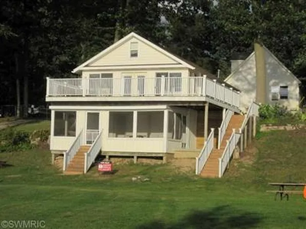 15211 Silver Beach Dr NE, Gowen, MI 49326