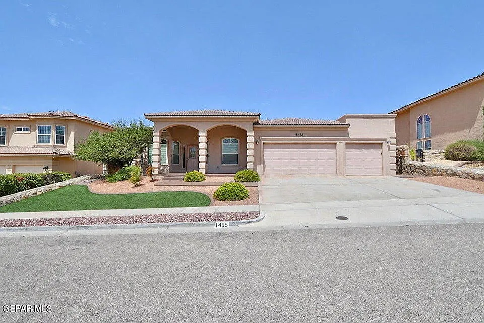 4 bed, 3.0 bath, 2606 sqft, $3,700 — Photo 2