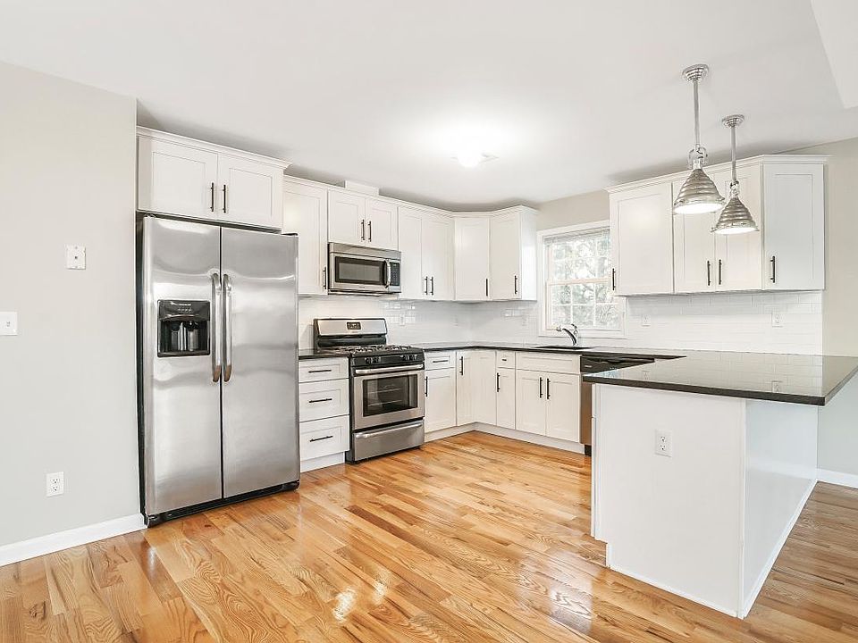 New kitchen, stainless appliances
