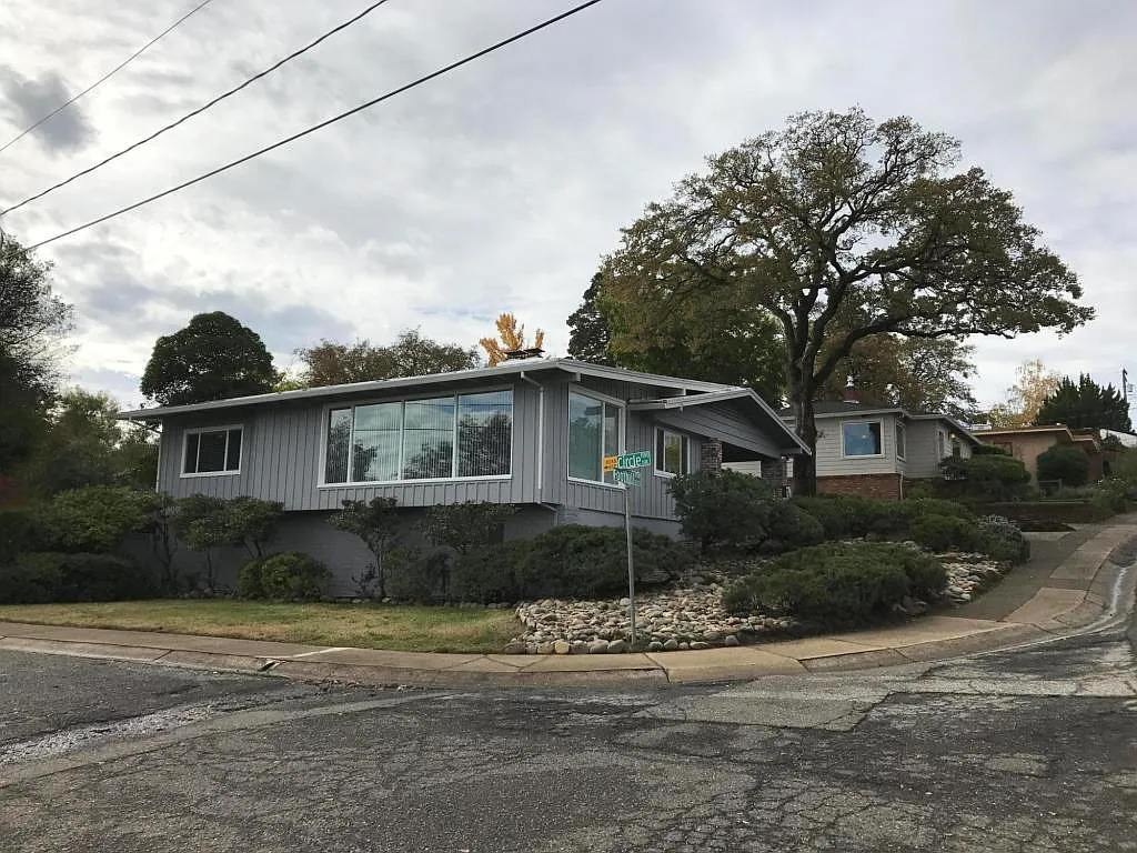 2733 Foothill Blvd photo 1