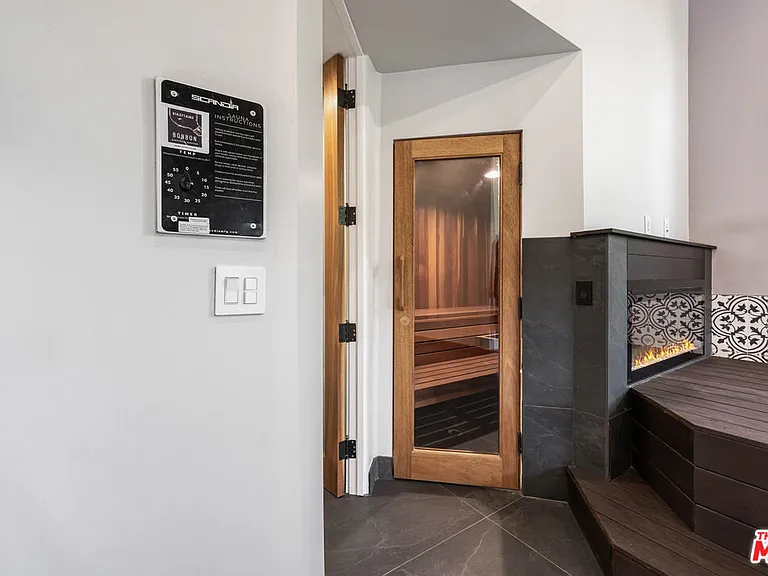 5415 Amestoy Ave — Photo 39