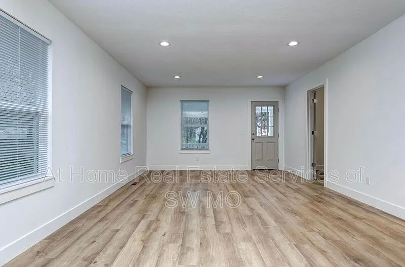 3 bed, 2.0 bath, 1216 sqft, $1,630 — Photo 4