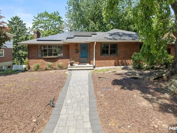 48 Palmer Pl, Leonia, NJ 07605