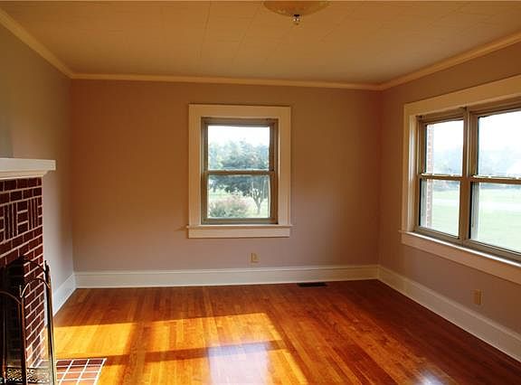 4th image of 3093 N Lookout St