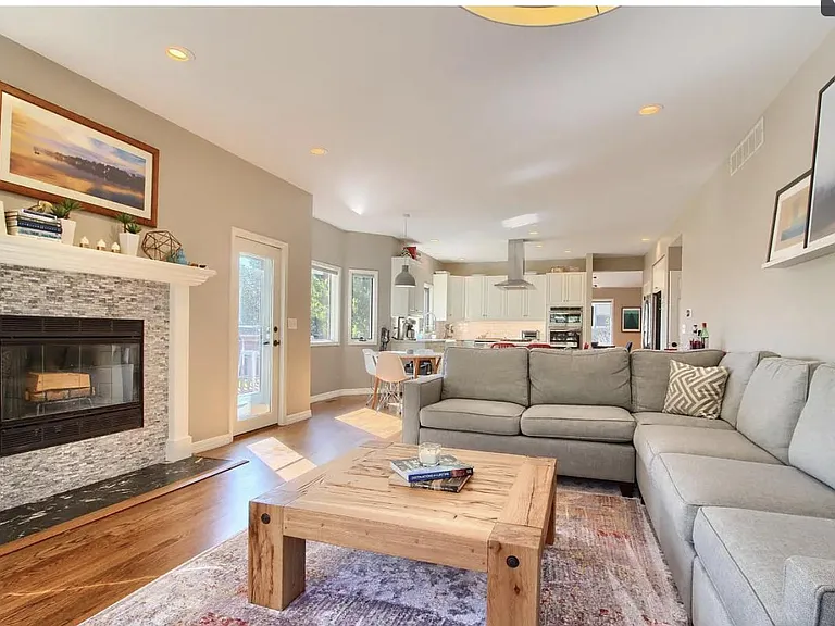 1130 Utica Cir — Photo 2