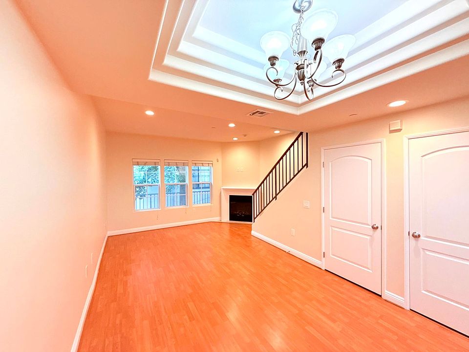 1st image of 12217 Moorpark St APT 9