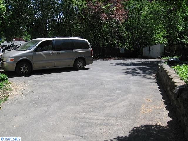 2nd image of 415 NW Webb St #2
