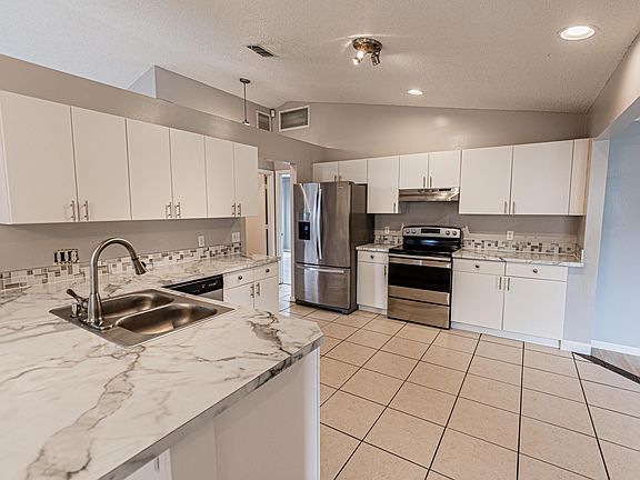 5th image of 652 SE Essex Dr