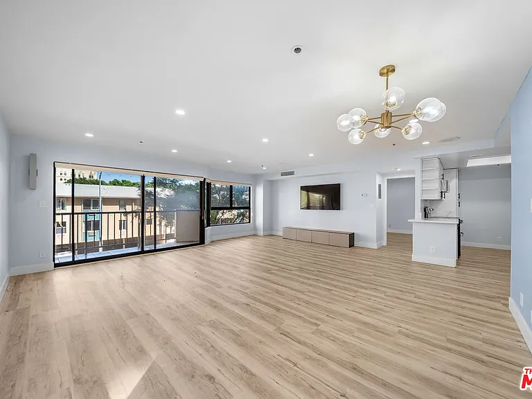 727 S Ardmore Ave #108 — Photo 1