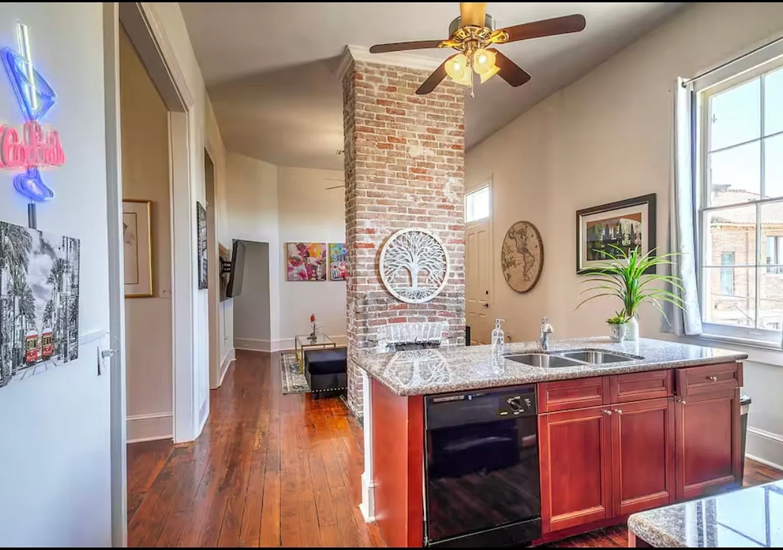 Historic, Renovated 3BR with Wrap-Around Balcony Near St. Charles — Photo 3
