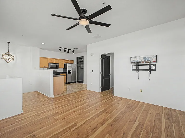 2233 E Huntington Dr — Photo 6