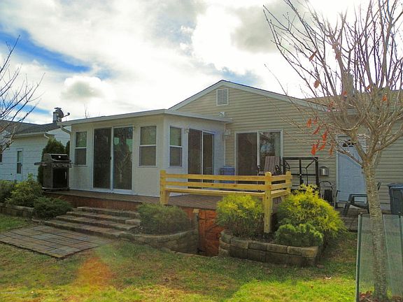 3rd image of 863 Edgebrook Dr N