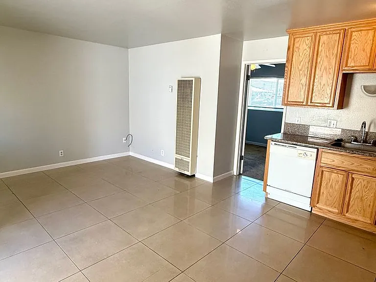 336 E Sycamore St #D — Photo 3