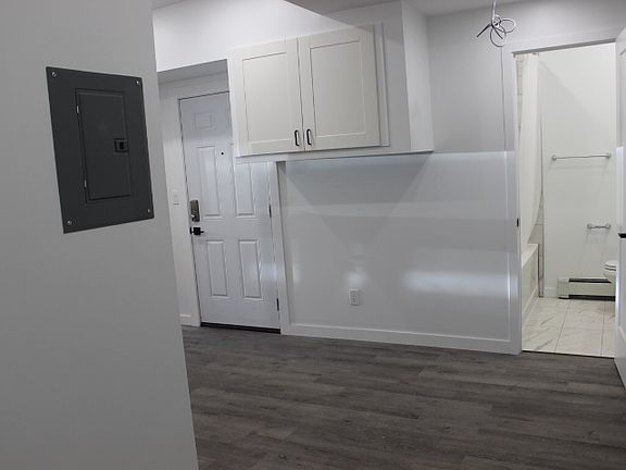 4th image of 590 Main St E #1A