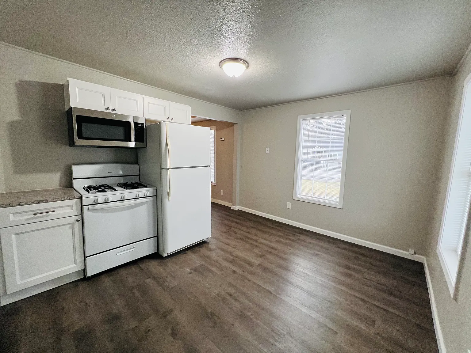 2 bed, 920 sqft, $1,749 — Photo 2