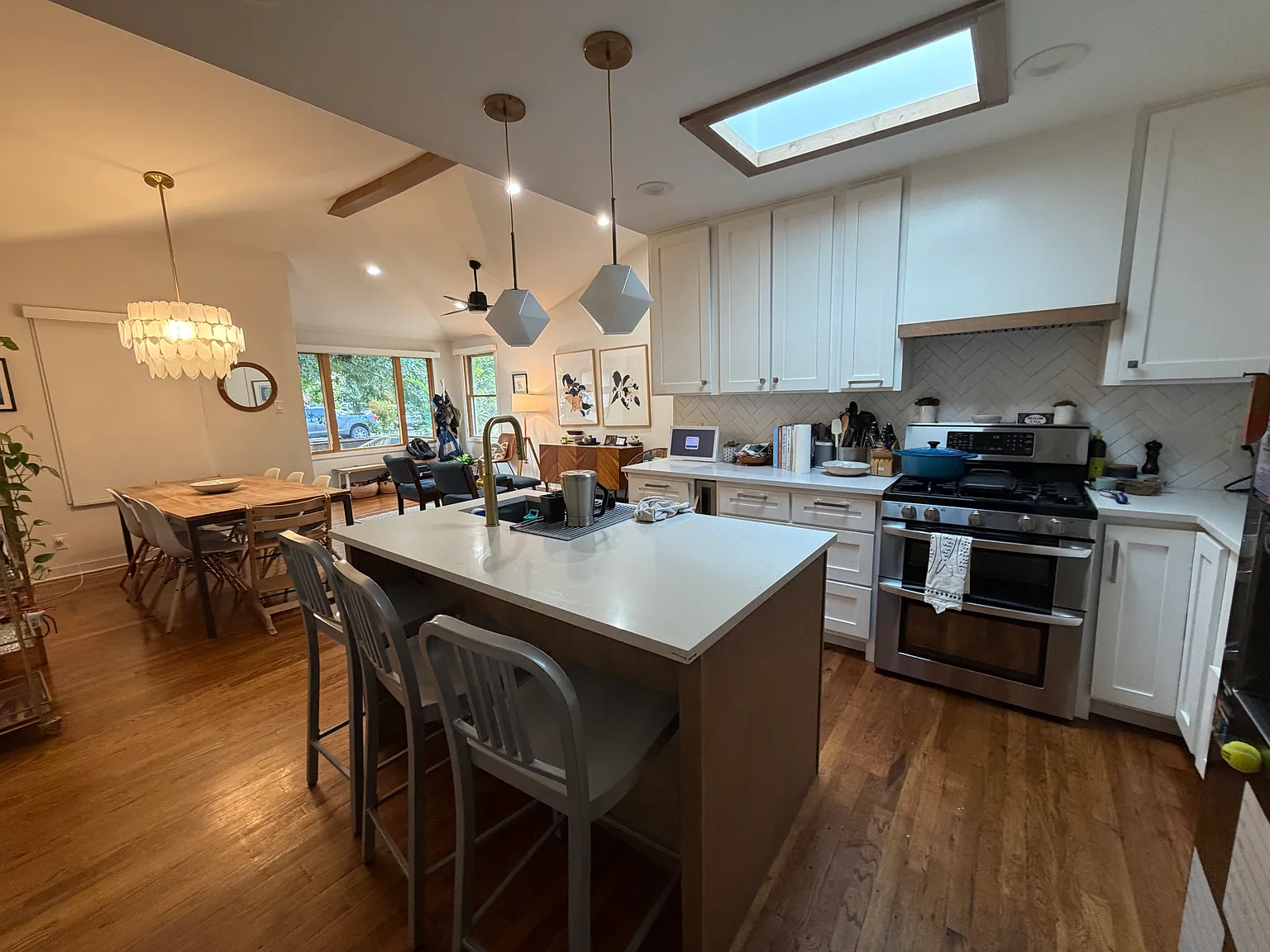 5 bed, 2324 sqft, $5,300 — Photo 4