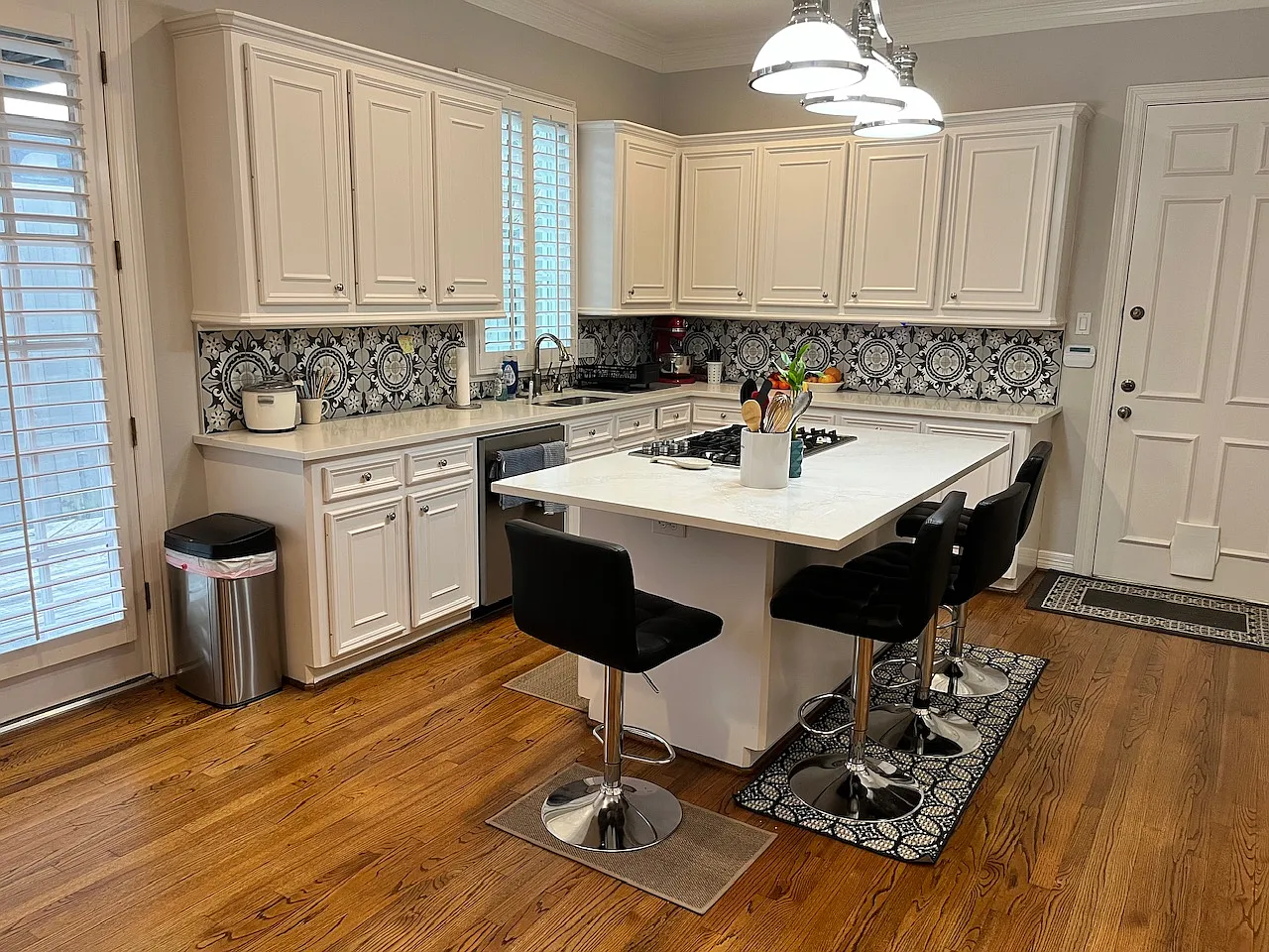 3 bed, 2.5 bath, 2600 sqft, $4,950 — Photo 3